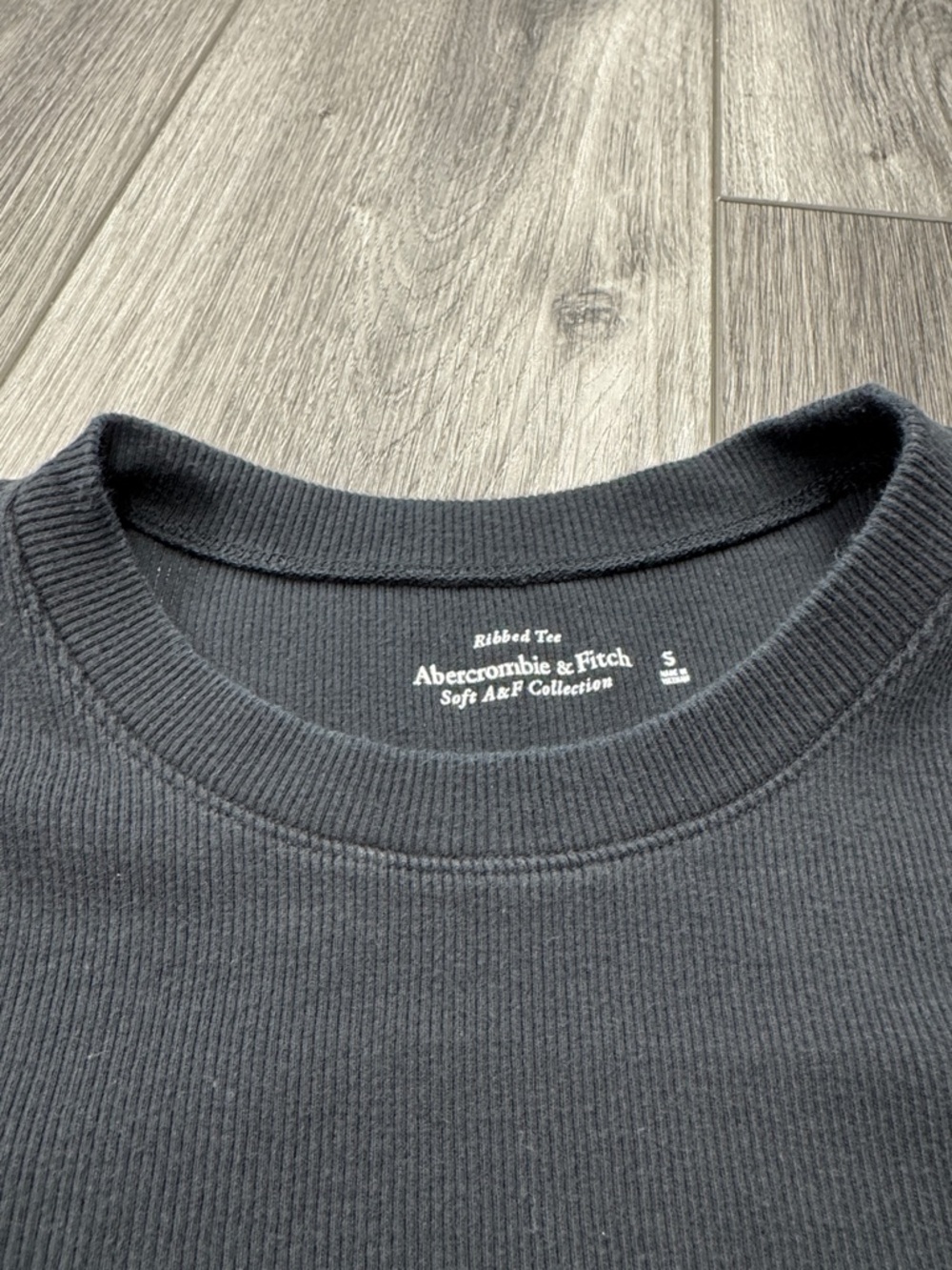 Abercrombie Classic Black Ribbed Women's Cropped Tee - Picture 2 of 3